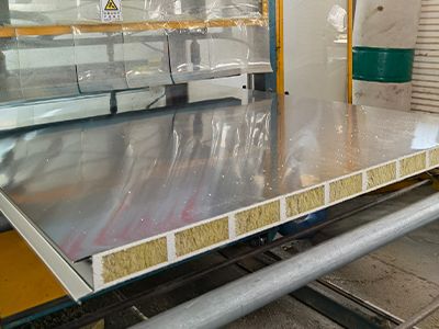 巖棉夾芯板在廠房建設中如何提升隔熱性能？